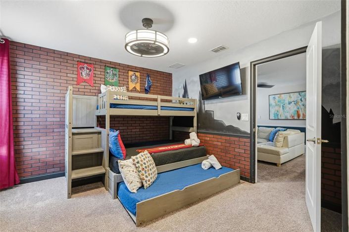 Image No.60-8 Bed Property for sale