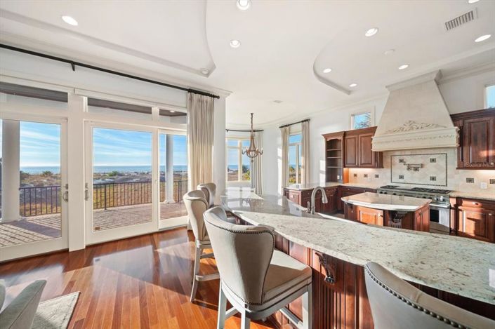 Image No.10-5 Bed Property for sale