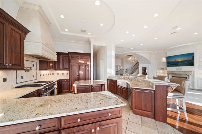 Image No.12-5 Bed Property for sale