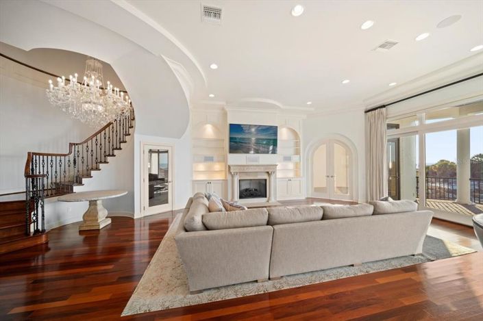 Image No.15-5 Bed Property for sale