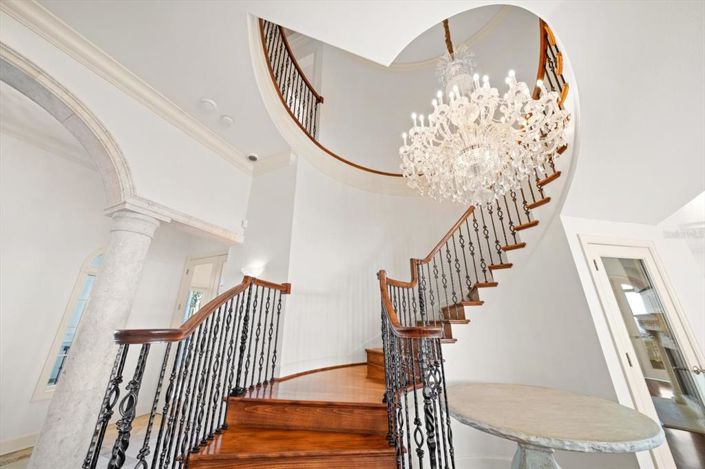 Image No.58-5 Bed Property for sale