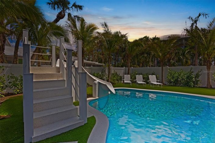 Image No.56-8 Bed Property for sale