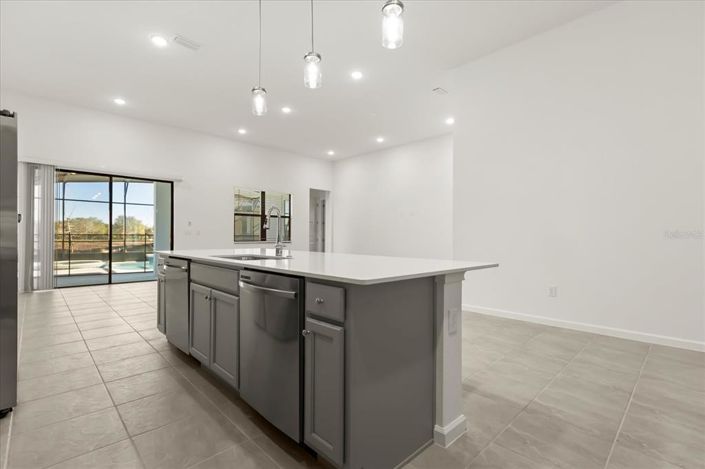 Image No.10-12 Bed Property for sale