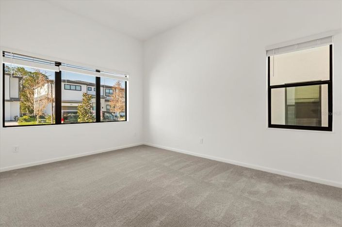 Image No.3-12 Bed Property for sale