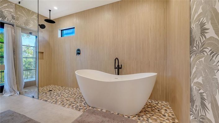 Image No.28-4 Bed Property for sale