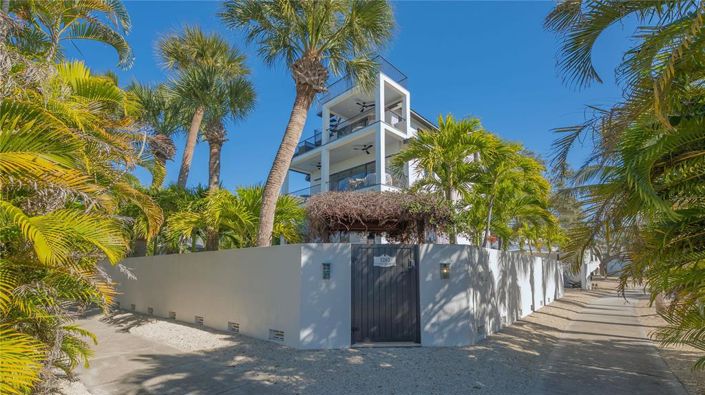 Image No.4-4 Bed Property for sale