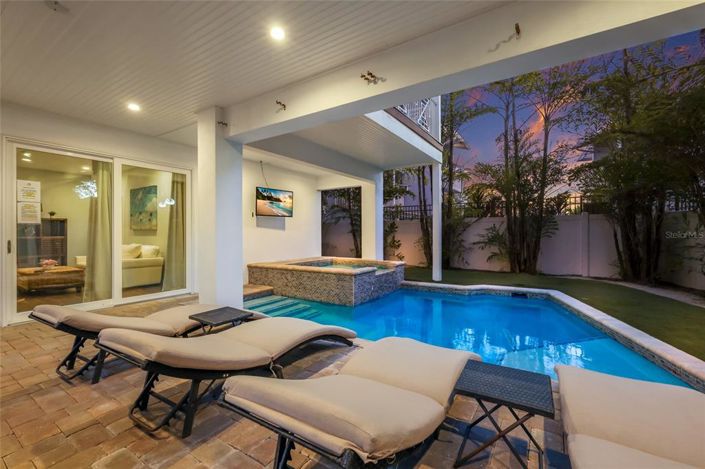 Image No.28-5 Bed Property for sale