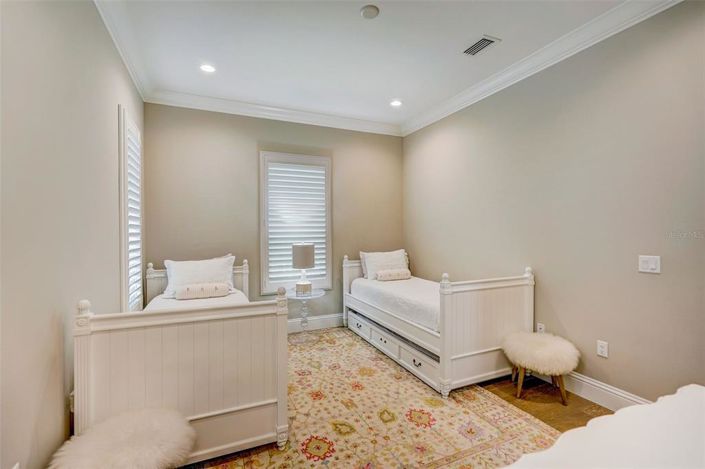 Image No.27-5 Bed Property for sale