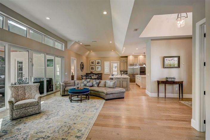 Image No.5-5 Bed Property for sale