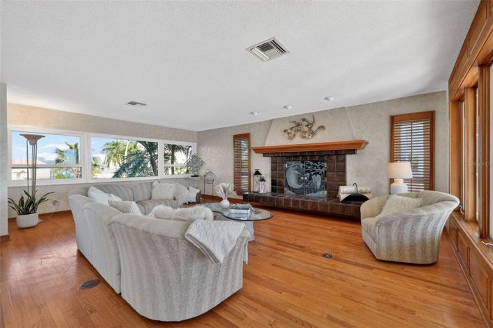 Image No.13-3 Bed Property for sale