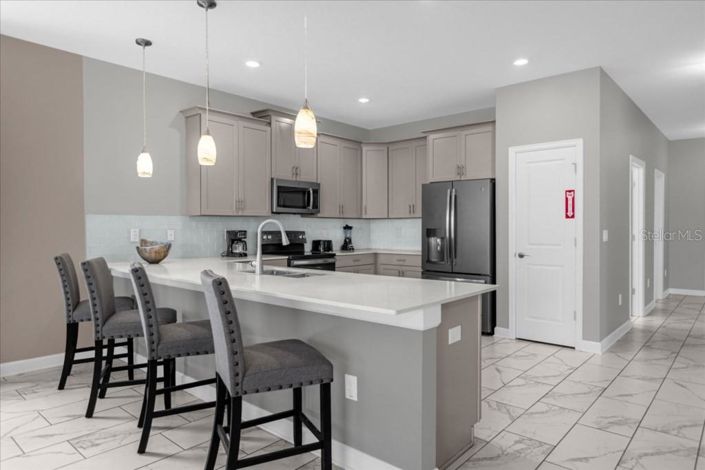 Image No.6-9 Bed Property for sale