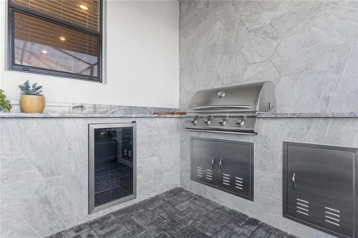 Image No.60-6 Bed Property for sale