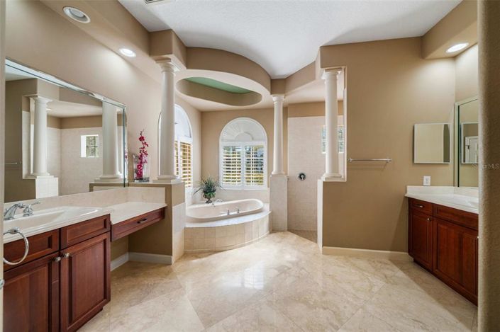 Image No.10-4 Bed Property for sale