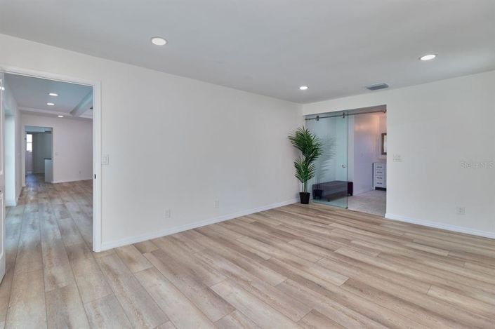 Image No.20-5 Bed Property for sale