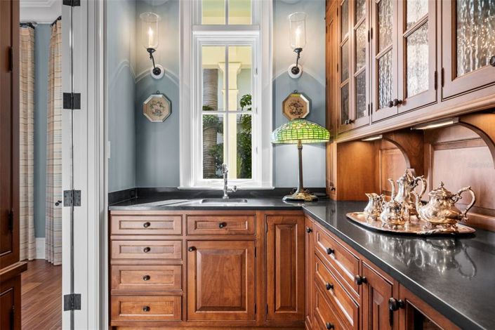 Image No.27-5 Bed Property for sale