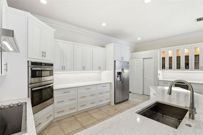 Image No.11-5 Bed Property for sale