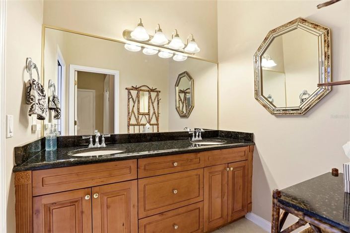 Image No.28-5 Bed Property for sale