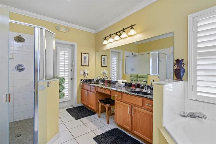 Image No.24-8 Bed Property for sale