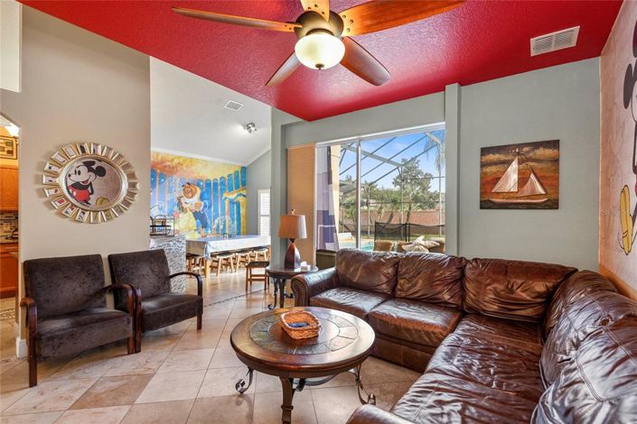 Image No.8-8 Bed Property for sale