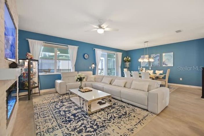 Image No.10-8 Bed Property for sale