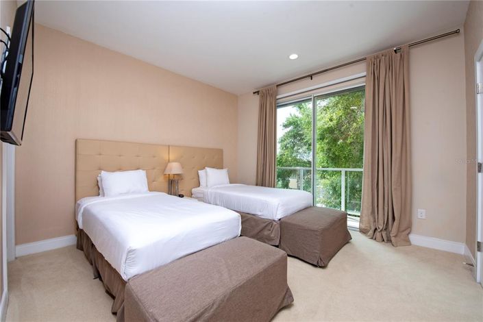 Image No.30-3 Bed Townhouse for sale