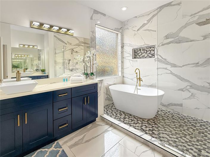 Image No.17-5 Bed Property for sale