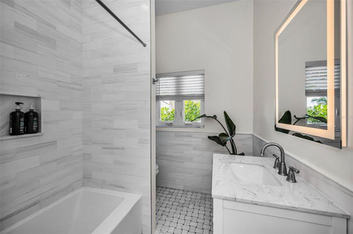 Image No.28-4 Bed Property for sale