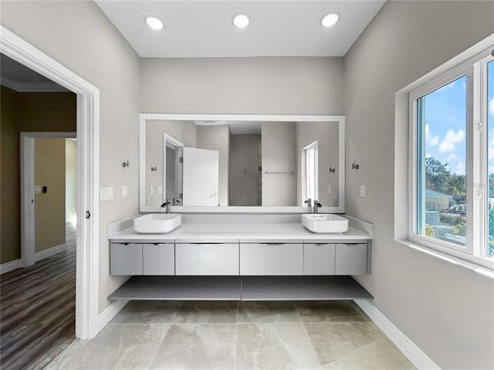 Image No.16-4 Bed Townhouse for sale