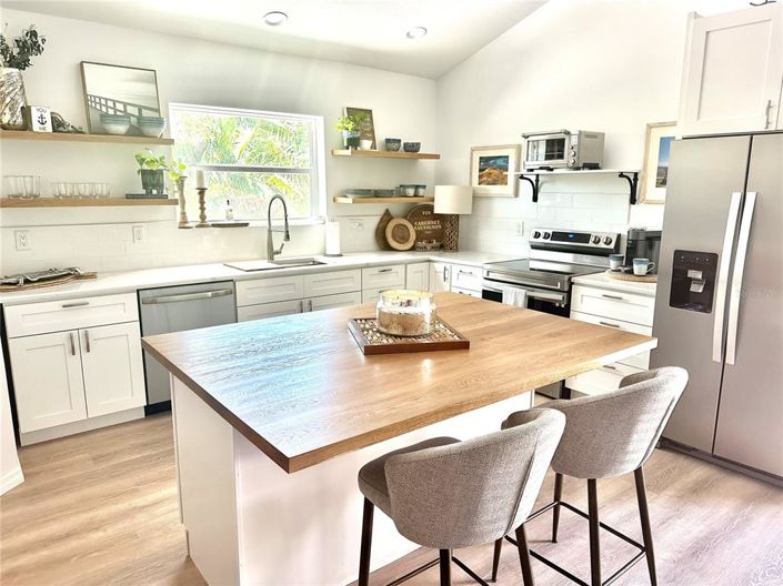 Image No.5-6 Bed Property for sale