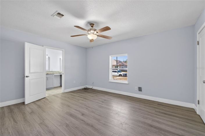 Image No.10-6 Bed Property for sale