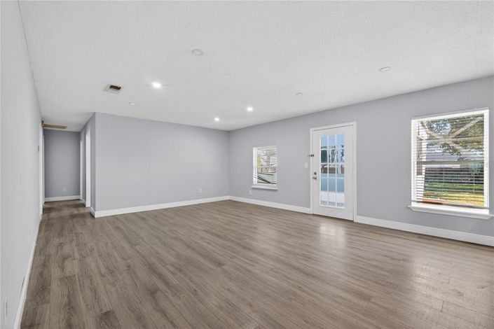 Image No.12-6 Bed Property for sale