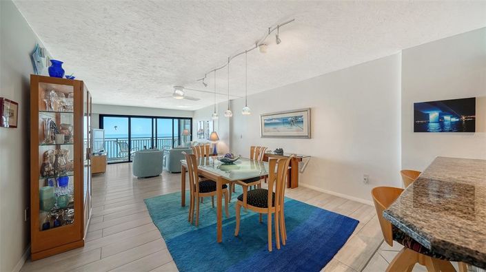 Image No.10-2 Bed Property for sale