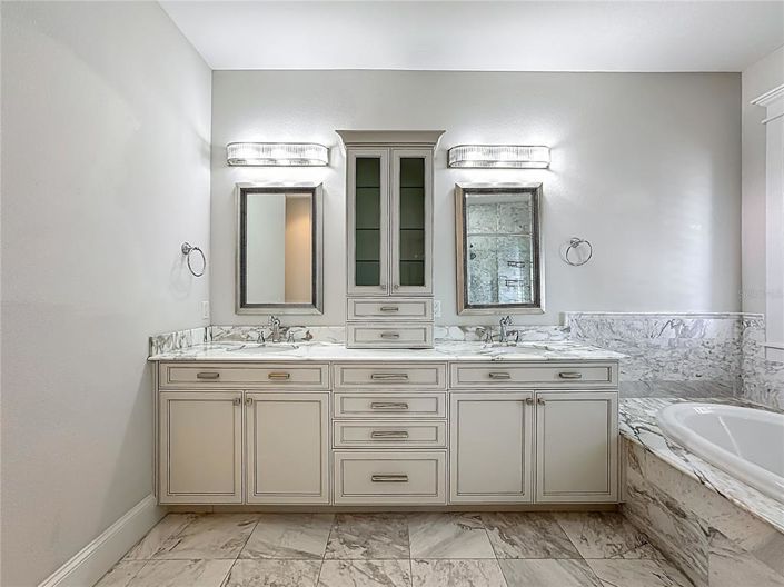 Image No.28-5 Bed Property for sale