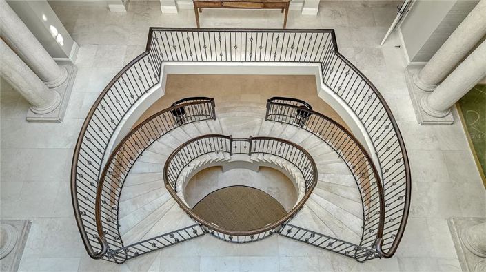 Image No.13-6 Bed Property for sale