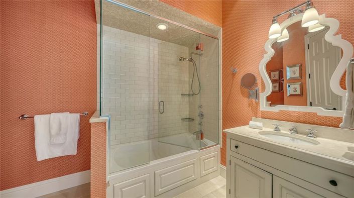 Image No.55-6 Bed Property for sale