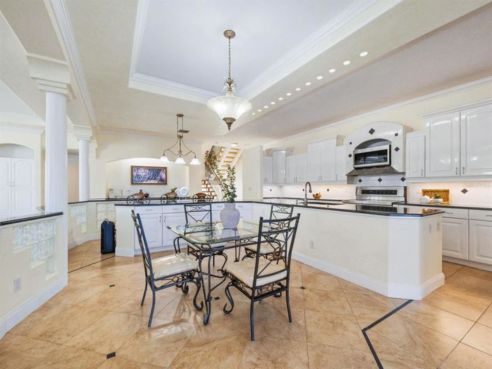 Image No.7-5 Bed Property for sale