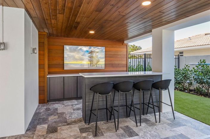 Image No.10-6 Bed Property for sale