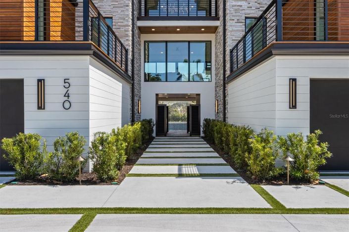 Image No.17-6 Bed Property for sale