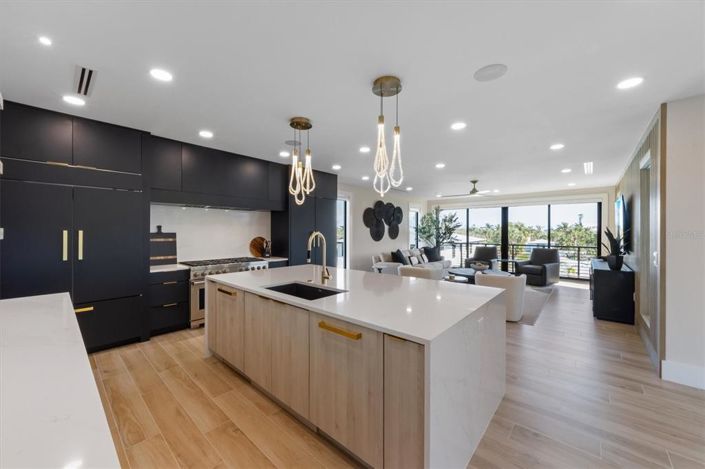 Image No.18-6 Bed Property for sale