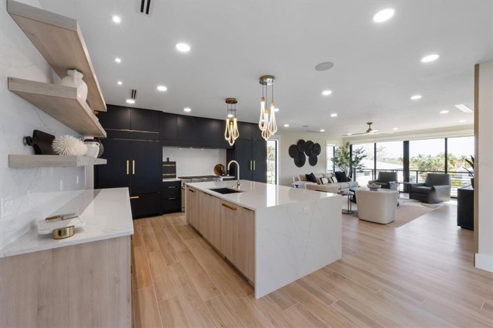 Image No.19-6 Bed Property for sale