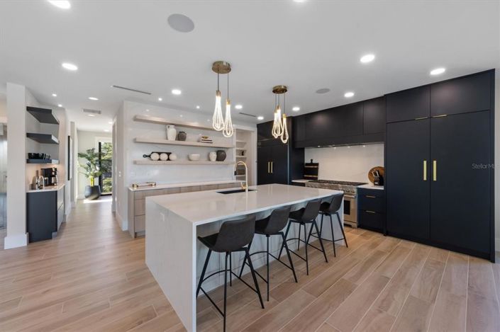 Image No.20-6 Bed Property for sale