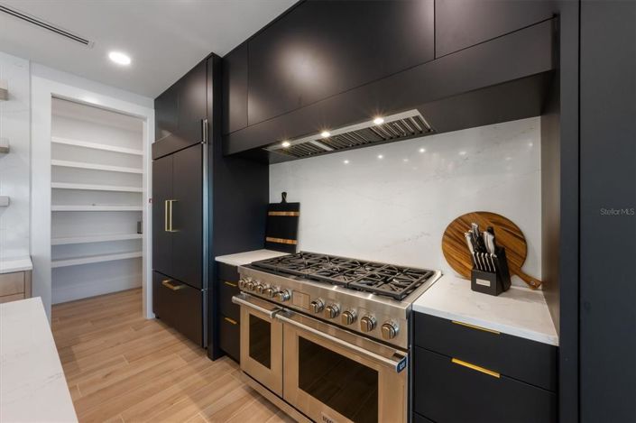 Image No.21-6 Bed Property for sale