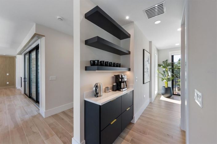 Image No.23-6 Bed Property for sale