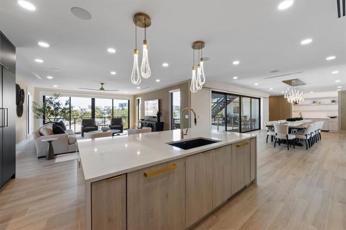 Image No.24-6 Bed Property for sale