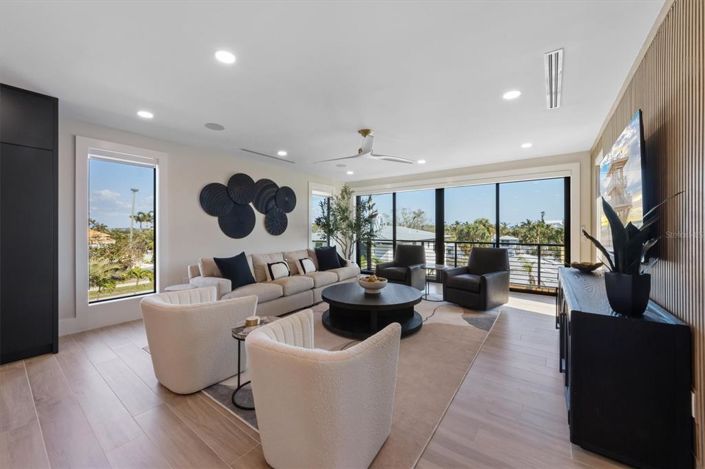 Image No.25-6 Bed Property for sale