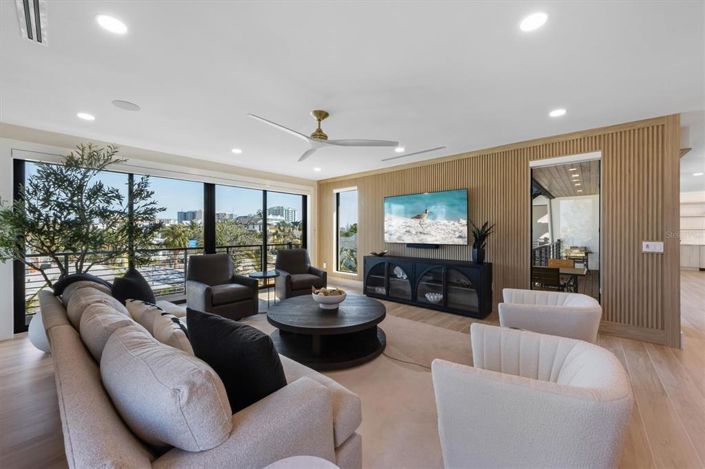 Image No.26-6 Bed Property for sale