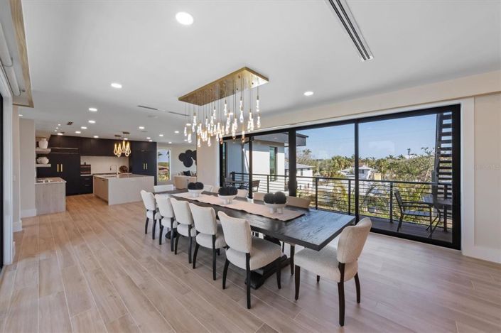 Image No.33-6 Bed Property for sale