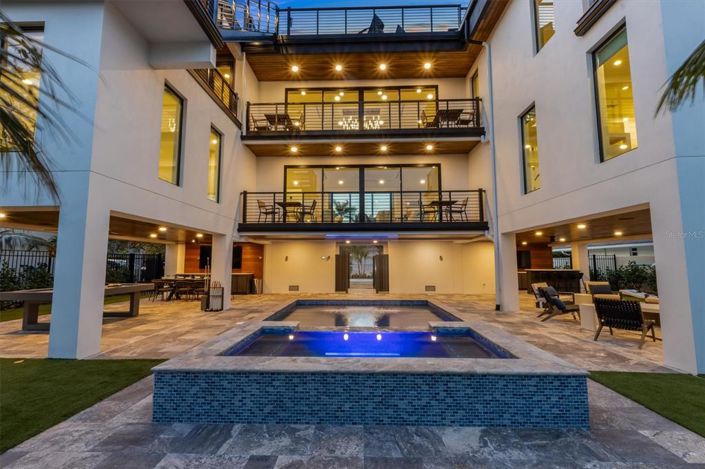 Image No.4-6 Bed Property for sale