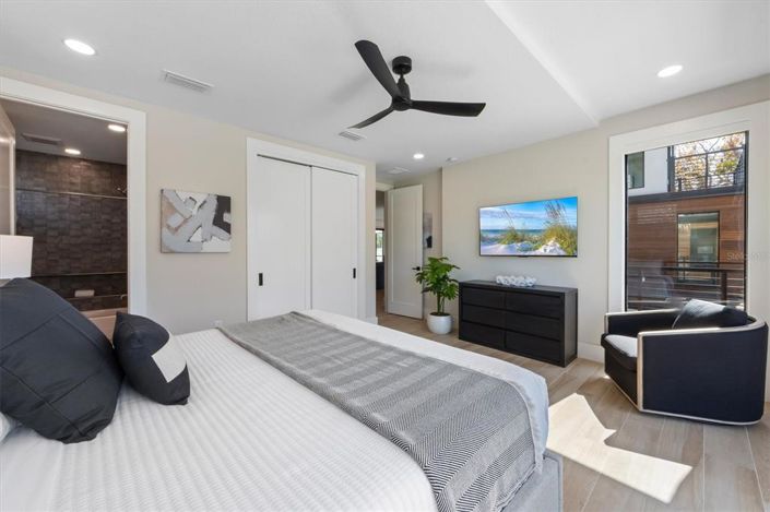 Image No.55-6 Bed Property for sale