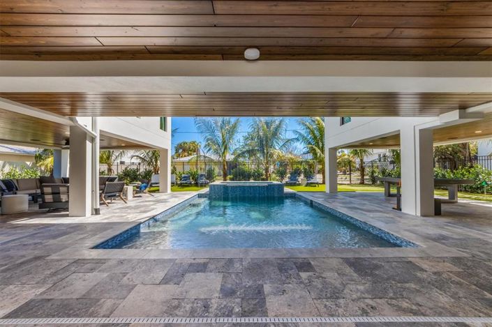 Image No.6-6 Bed Property for sale